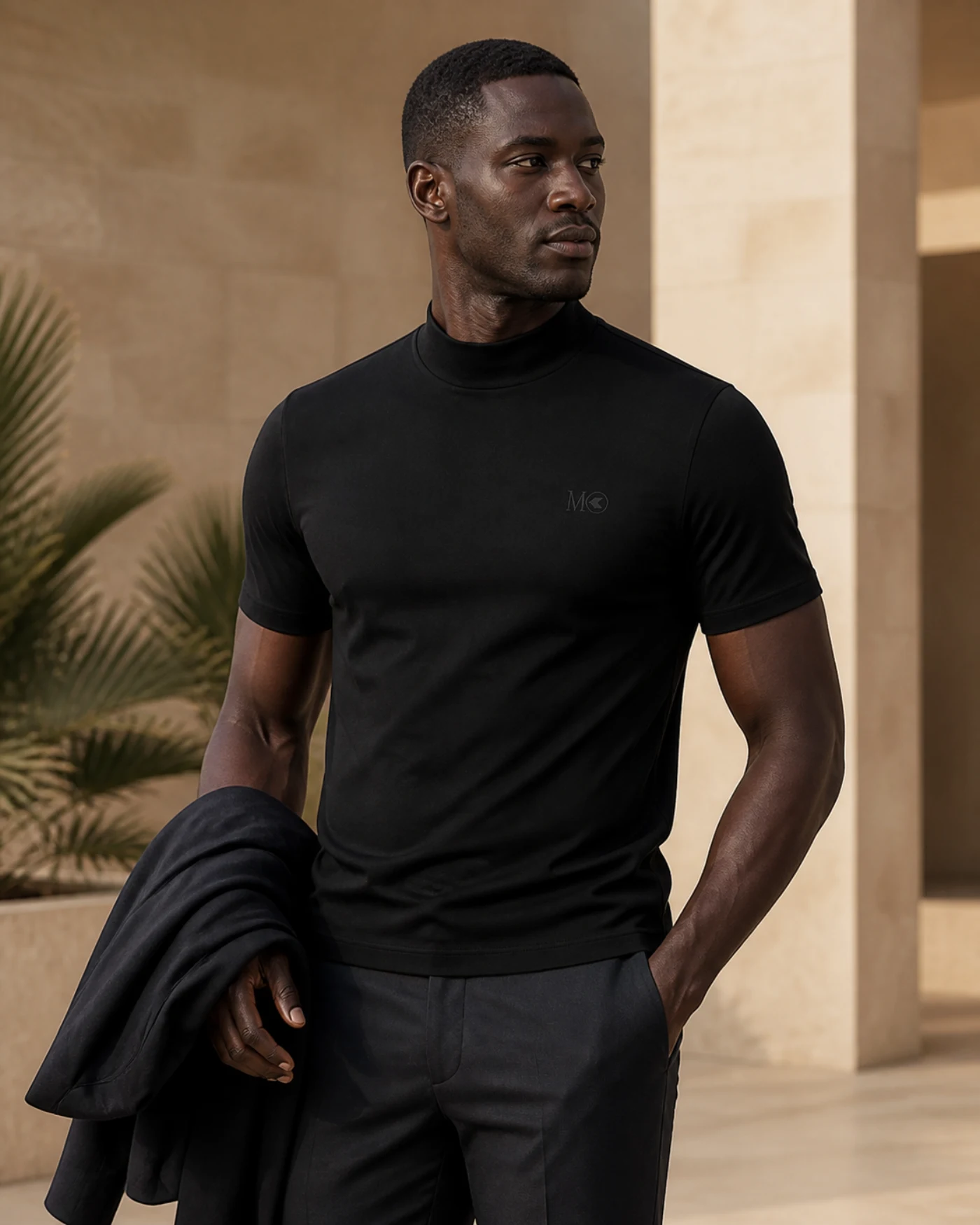 Mannequin africain portant le Tee de Ville Maison Koko noir profond